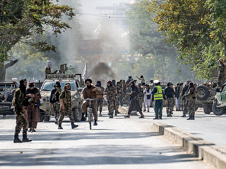 Taliban-Kämpfer stehen am Explosionsort in der Nähe einer Moschee in der afghanischen Hauptstadt. Foto: Ebrahim Noroozi/AP/dpa