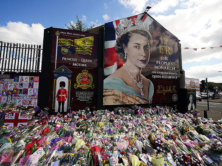 Nach dem Tod der verstorbenen britischen Königin Elizabeth II. am 08.09.2022 sind Blumen auf der Shankill Road niedergelegt, um ihr die letzte Ehre zu erweisen. Foto: Brian Lawless/PA Wire/dpa