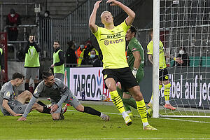 Dortmunds Starstürmer Erling Haaland (rechts) ärgert sich über das Cup-Out gegen St. Pauli