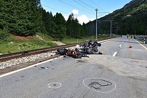 Bei dem schweren Töffunfall unweit des Berninapasses kamen am Samstag drei Menschen ums Leben.