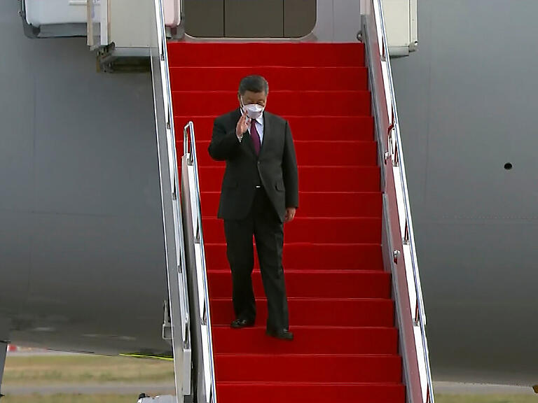 SCREENSHOT - Dieses Videostandbild zeigt Xi Jinping, Staatspräsident von China, der winkend am Flughafen Nur-Sultan aus einem Flugzeug steigt. Foto: Uncredited/Kaz Media/AP/dpa