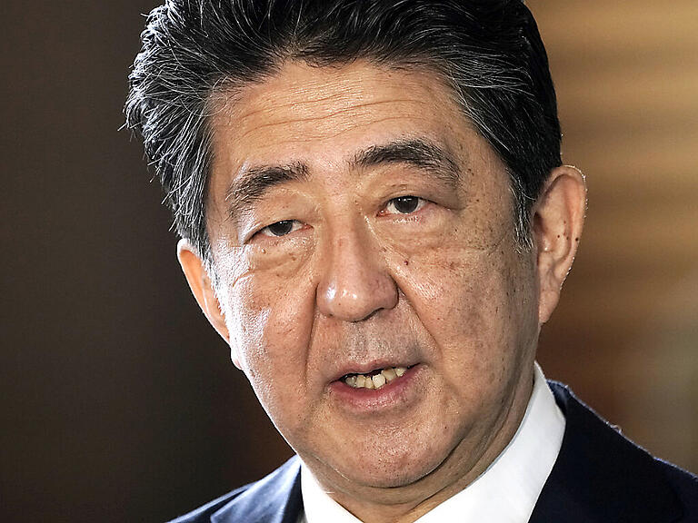 Weil er gegen die Pläne eines Staatsbegräbnisses für den ermordeten japanischen Premierminister, Shinzo Abe (Bild), war, hat sich ein Mann in Tokio selbst angezündet. (Archivbild)