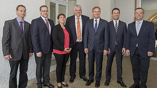 Der Gesammtregierungsrat mit Rene Bünter (SVP), Kaspar Michel (FDP), Petra Steimen-Rickenbacher (FDP), Othmar Reichmuth (CVP), Andreas Barraud (SVP), André Rüegsegger (SVP) und Michael Stähli (CVP).