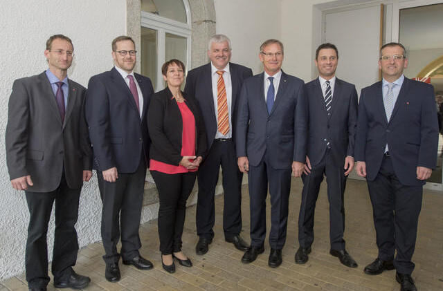 Der Gesammtregierungsrat mit Rene Bünter (SVP), Kaspar Michel (FDP), Petra Steimen-Rickenbacher (FDP), Othmar Reichmuth (CVP), Andreas Barraud (SVP), André Rüegsegger (SVP) und Michael Stähli (CVP).