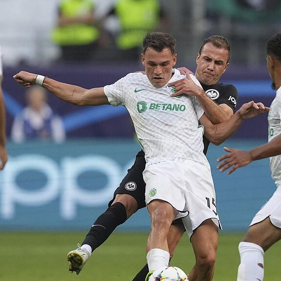 Frankfurts Mario Götze (hinten) kämpft mit Sportings Torschütze Francisco Trincão