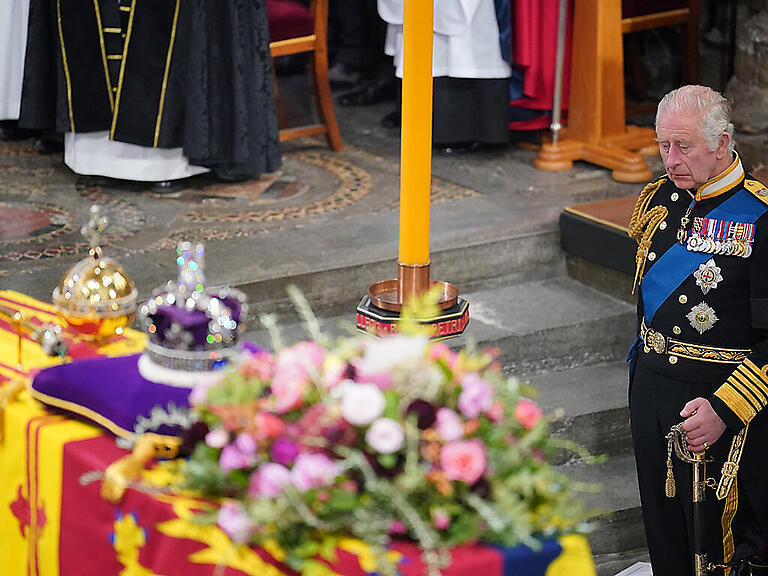 König Charles III., steht neben dem Sarg von Königin Elizabeth II. beim Staatsakt vor der Beisetzung von Königin Elizabeth II. in der Westminster Abbey. Foto: Dominic Lipinski/PA Wire/dpa