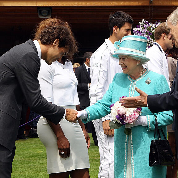 Roger Federer und Queen Elizabeth vor zwölf Jahren in Wimbledon