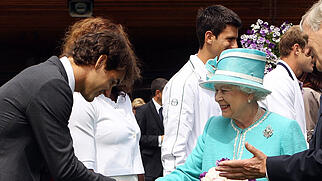 Roger Federer und Queen Elizabeth vor zwölf Jahren in Wimbledon