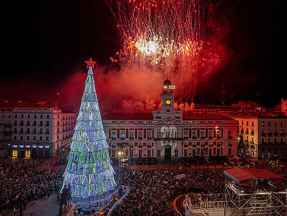 Feuerwerkskörper explodieren während der Neujahrsfeierlichkeiten an der Puerta del Sol in der Innenstadt von Madrid, Spanien, am frühen Samstag. Foto: Manu Fernandez/AP/dpa