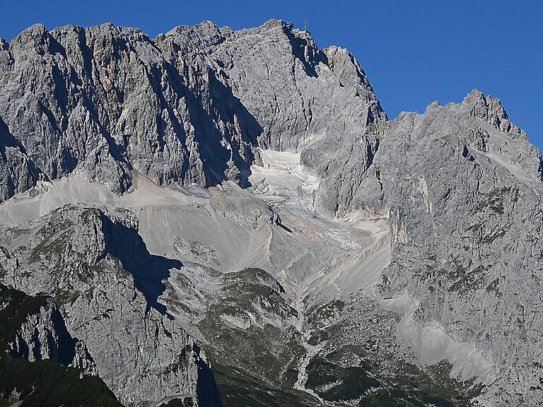 ARCHIV - Blankeis und Schneereste sind auf dem Höllentalferner unterhalb der Zugspitze zu sehen. Foto: Angelika Warmuth/dpa