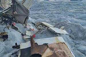 Auf dem Aletschgletscher kamen Teile eines abgestürzten Flugzeugs zum Vorschein.