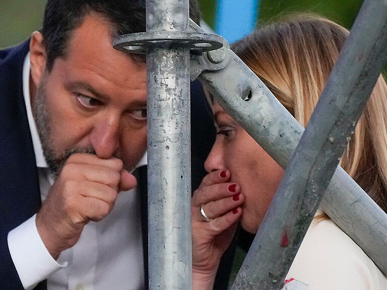 Matteo Salvini von der Lega und Giorgia Meloni von den Fratelli d'Italia bei der Abschlusskundgebung der Mitte-Rechts-Koalition in Rom. Foto: Gregorio Borgia/AP/dpa