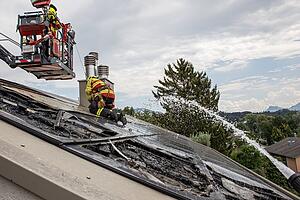 40 Feuerwehrleute standen in der Stadt Luzern im Einsatz, um eine brennende Photovoltaikanlage zu löschen.