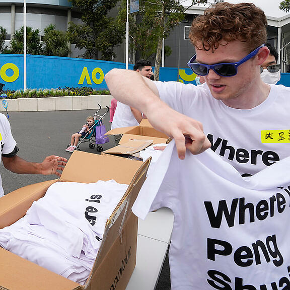 Wo ist Peng Shuai? Am Australian Open protestierten Aktivisten gegen das Verhalten Chinas und verlangten Aufklärung im Fall Peng Shuai