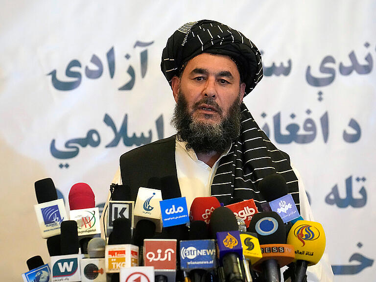 Bashir Nursai, ein ranghoher Taliban-Häftling, spricht während seiner Entlassungszeremonie im Intercontinental Hotel. Die USA haben den führenden afghanischen Drogenbaron Bashir Nursai aus einem amerikanischen Gefängnis entlassen. Foto: Ebrahim Noroozi/AP/dpa