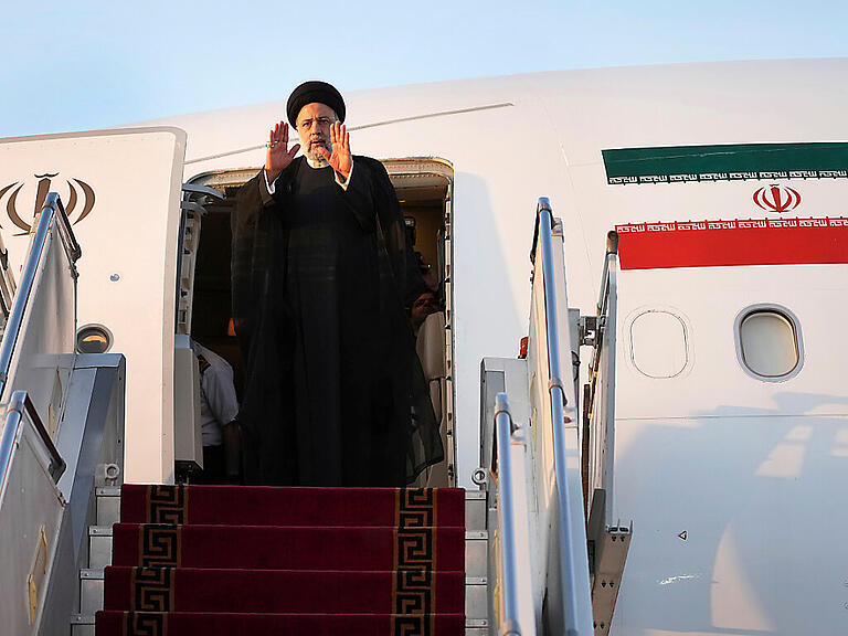 Ebrahim Raisi, Präsident des Iran, auf dem Weg nach New York. Foto: Vahid Salemi/AP/dpa