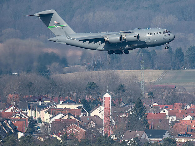 Eine US-Militärmaschine im Anflug auf die US-Airbase im deutschen Ramstein. (Archivbild)