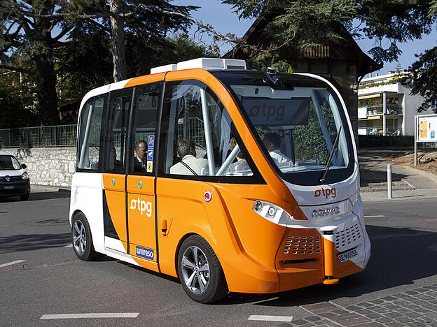 Autonome Busse wie hier in Genf könnten das Verkehrssystem der Schweiz entlasten und Ressourcen schonen. Dafür müsste die Politik die Entwicklung des automatisierten Fahrens in der Schweiz jedoch aktiv lenken. (Archivbild)