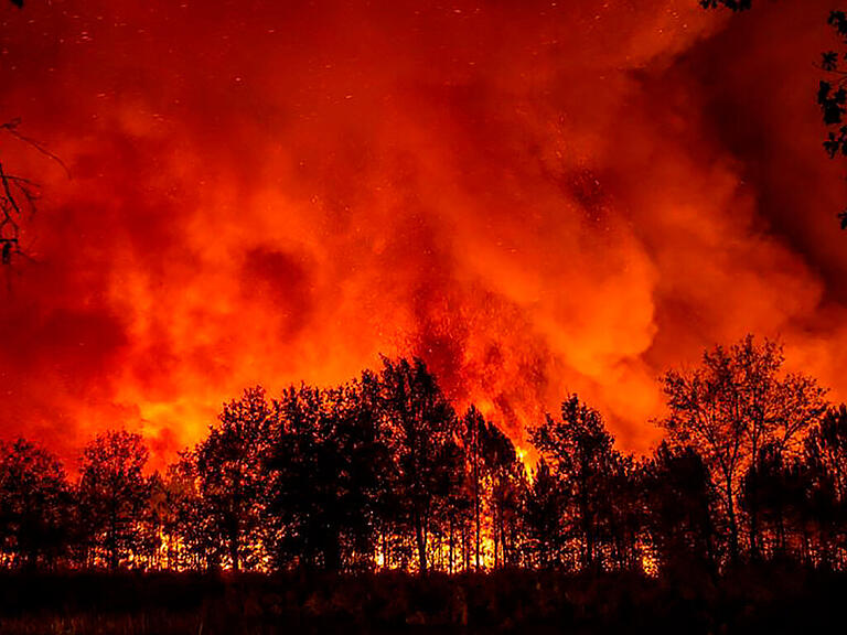 dpatopbilder - HANDOUT - Dieses von der Feuerwehr SDIS33 zur Verfügung gestellte Foto zeigt einen Waldbrand in der Nähe des Dorfes Saumos. Foto: Uncredited/SDIS33/dpa - ACHTUNG: Nur zur redaktionellen Verwendung und nur mit vollständiger Nennung des vorstehenden Credits
