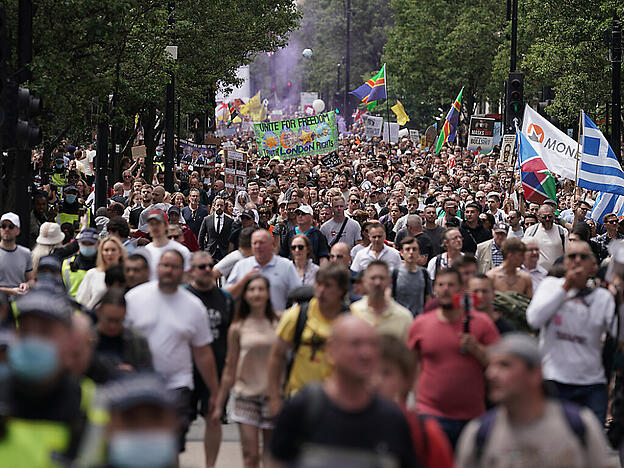 Demonstranten fordern bei einem Protest auf der Oxford Street in London ein Ende der Maßnahmen zur Eindämmung der Corona-Pandemie und des Lockdowns. Foto: Aaron Chown/PA Wire/dpa
