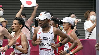 Auf den ersten 25 km hielt Tadesse Abraham (in weiss) in der Spitzengruppe des Marathons mit