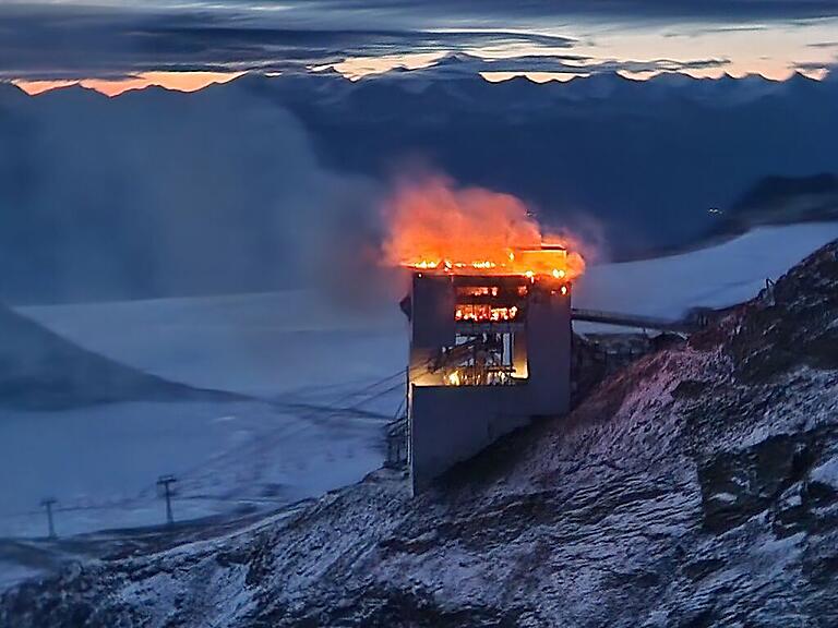 Das von Stararchitekt Mario Botta entworfene Restaurant in der Bergstation des Glacier 3000 brannte am Montagmorgen.