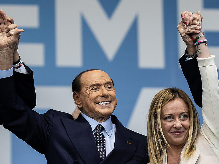 Die italienische Rechte demonstriert Geschlossenheit: Fratelli-Chefin Giorgia Meloni und Silvio Berlusconi, Präsident von Forza Italia. Foto: Oliver Weiken/dpa