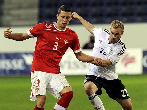 Fabio Daprela (links), im Bild 2012 in Luzern an einem EM-Qualifikationsspiel der Schweizer U21-Auswahl gegen Deutschland, spielt neu für Lugano