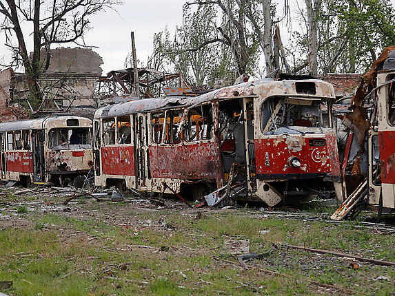 Zerstörte Straßenbahnen stehen am 21. Mai in einem Depot in Mariupol, einem Gebiet unter der Regierung der Volksrepublik Donezk im Osten der Ukraine. Foto: Alexei Alexandrov/AP/dpa/Symbolbild