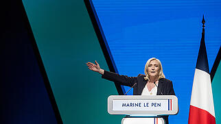 FILED - Marine Le Pen ist raus - zumindest als Parteispitze der französischen Partei Rassemblement National. Sie hat sich von dem Posten zugunsten ihrer Fraktionsführung im Parlament zurückgezogen. Photo: Michael Bunel/Le Pictorium Agency via ZUMA/dpa