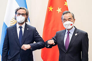 Santiago Cafiero (l), Außenminister von Argentinien, und Wang Yi, Außenminister von China,am Rande des G20-Außenministertreffens. Foto: ---/telam/dpa