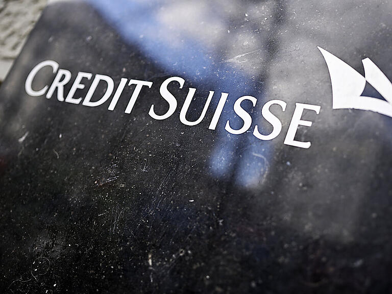 Die Aktie der Credit Suisse stürzt weiter ab. Von Gerüchten um eine anstehende milliardenschwere Kapitalerhöhung belastet hat der Kurs einen neues Allzeittief gesetzt.(Symbolbild)