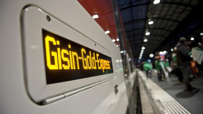 Der Gisin-Gold-Express wartet im Bahnhof Luzern.