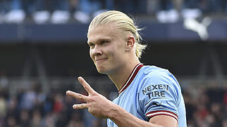 Drei Finger hoch: Manchester Citys Erling Haaland erzielte gegen den Stadtrivalen United schon seinen dritten Hattrick in dieser Saison