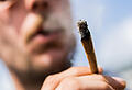ARCHIV - Ein Mann raucht einen Joint mit Medizinalcannabis. Foto: Christoph Soeder/dpa
