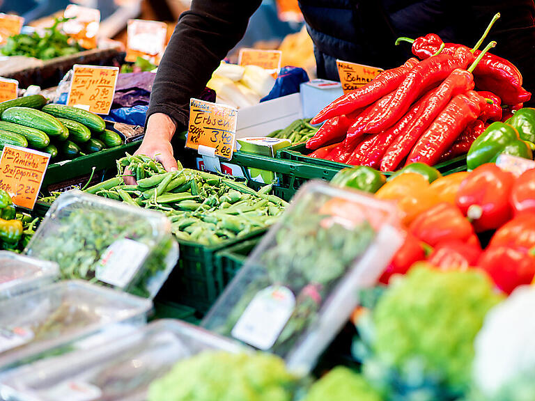 Wegen der hohen Inflation können sich viele Bürgerinnen und Bürger in Deutschland Obst und Gemüse nicht mehr leisten. Die Organisation Foodwatch fordert daher, die Mehrwertsteuer auf diesen Produkten zu streichen. (Archivbild)