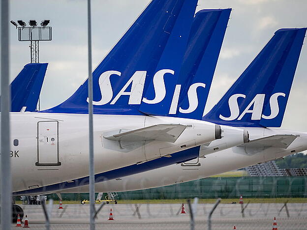 Hunderte dänische, norwegische und schwedische Pilotinnen und Piloten der Fluggesellschaft SAS haben sich für einen ausgehandelten neuen Tarifvertrag ausgesprochen. (Archivbild)