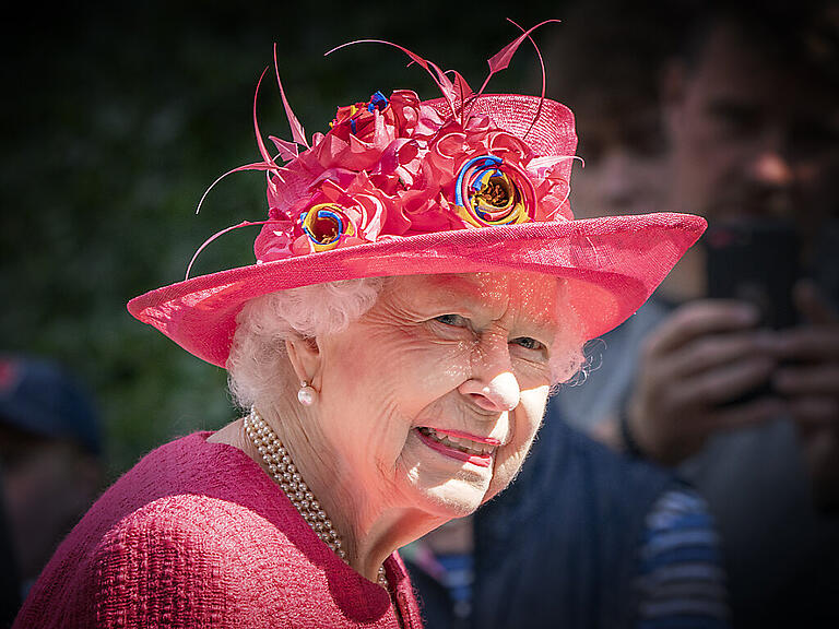 ARCHIV - Königin Elizabeth II. von Großbritannien besucht die Balaklava-Kompanie des 5. Bataillons des Königlichen Regiments von Schottland vor den Toren von Balmoral, wo sie ihren Sommerurlaub verbringt. Foto: Jane Barlow/PA Wire/dpa