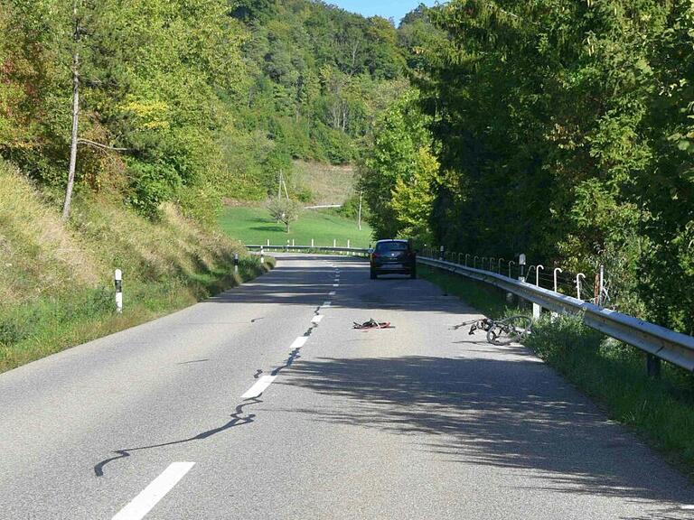 Spuren der Tragödie: Ein 55-jähriger Velofahrer kam bei der Kollision mit einem Auto auf der Benkenstrasse in Oberhof AG ums Leben.