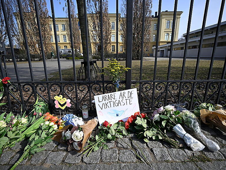 ARCHIV - Gedenken an die getöteten Lehrerinnen. Foto: Johan Nilsson/TT News Agency/AP/dpa
