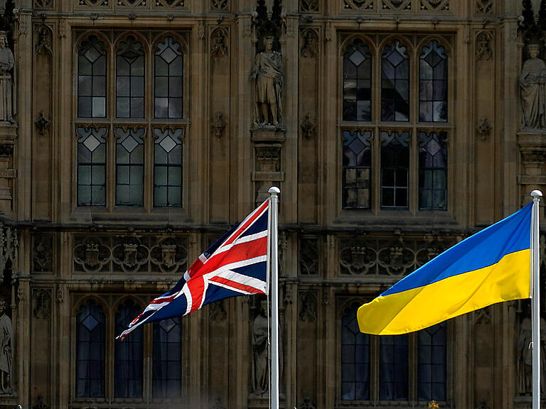 ARCHIV - Eine Union-Jack-Flagge und eine ukrainische Flagge wehen in London. Foto: Frank Augstein/AP/dpa/Archiv