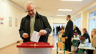 Der lettische Präsident Egils Levits gibt seine Stimme in einem Wahllokal ab während der Parlamentswahlen in Riga. Foto: Roman Koksarov/AP/dpa