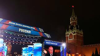 HANDOUT - Kremlchef Wladimir Putin spricht bei den Feierlichkeiten zur Annexion der ukrainischen Regionen auf dem Roten Platz in Moskau. Foto: Sergei Karpukhin/Pool Sputnik Kremlin/AP/dpa - ACHTUNG: Nur zur redaktionellen Verwendung und nur mit vollständiger Nennung des vorstehenden Credits