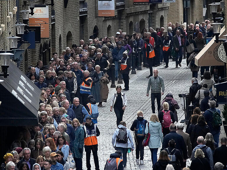 Menschen stehen in einer Schlange, um der verstorbenen Königin Elizabeth II. während der Staatsaufbahrung in der Westminster Hall die letzte Ehre zu erweisen. Foto: Christophe Ena/AP/dpa
