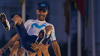Die Teamkollegen lassen Alejandro Valverde bei der Team-Präsentation an der Vuelta 2022 hochleben.