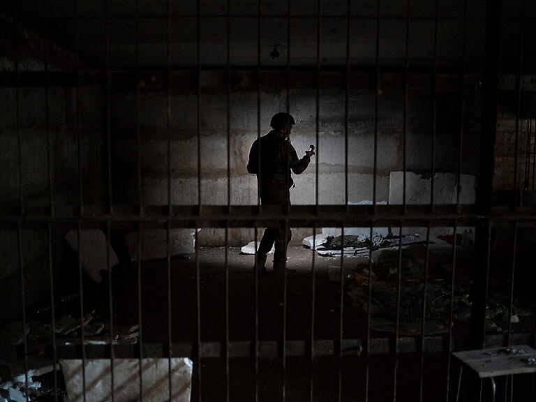 dpatopbilder - Ein ukrainischer Soldat steht in einem Keller,  der nach Angaben der ukrainischen Behörden während der russischen Besatzung angeblich als Folterzelle benutzt worden sein soll in dem zurückeroberten Dorf Kozacha Lopan. Foto: Leo Correa/AP/dpa