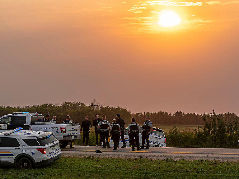 dpatopbilder - Polizei und Ermittler versammeln sich an dem Ort, an dem ein Tatverdächtiger verhaftet wurde. Die nach einer Serie von Messerangriffen mit zehn Toten in Kanada wegen Mordverdachts gesuchten Brüder sind tot. Foto: Heywood Yu/The Canadian Press/AP/dpa