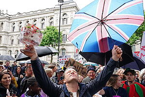 Chefkoch Jamie Oliver nimmt an der "What An Eton Mess-Demonstration" vor der Downing Street in London teil. Die Teilnehmer demonstrierten gegen die Aufschiebung einer Anti-Übergewichts-Strategie der britischen Regierung. Foto: Dominic Lipinski/PA Wire/dpa