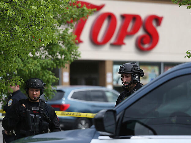 Die Polizei sichert die Umgebung nach Schüssen in einem Supermarkt. Foto: Joshua Bessex/FR171816 AP/dpa