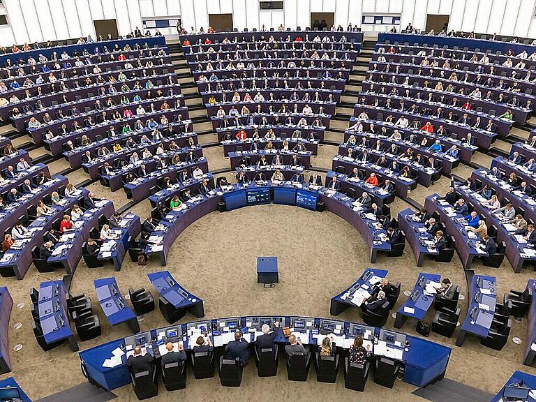 Abgeordnete sitzen im Gebäude des Europäischen Parlaments und stimmen über die sogenannte "Renewable Energy Directive" ab. Zudem soll über eine Neufassung zur Restrukturierung der EU-Rahmenvorschriften zu Steuern für Energieerzeugnisse und Haushaltspläne abgestimmt werden. Foto: Philipp von Ditfurth/dpa